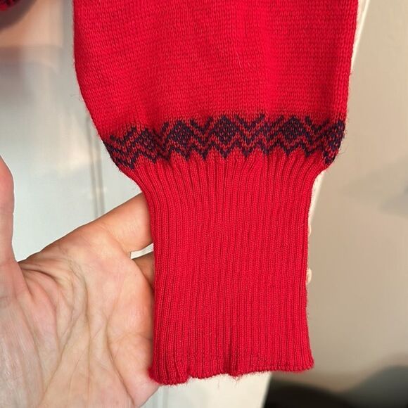 Vintage 70s Meister red wool sweater with navy blue snowflake pattern - Picture 5 of 12